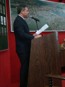 Renato Moreira durante uso da tribuna na Câmara Municipal