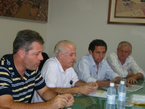 O Deputado Gilson de Souza ao lado dos vereadores Renato Moreira,  João Barbosa e prefeito José Carlos Augusto durante reunião na Câmara Municipal