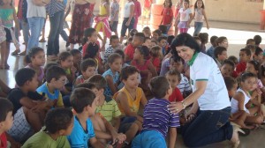 A vereadora Maurilia Landim durante contato com as crianças no projeto Reviva o Óleo