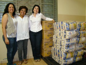 A vereadora Maurília Landim ao lado de Edna e Vitória durante a entrega dos alimentos