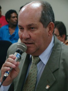 José Antônio Lopes durante sessão – revolta contra veto a projeto de lei que garantia a distribuição de uniformes para alunos da rede municipal