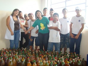 A vereadora Maurília Landim ao lado de alunos da escola Dalva Lélis Garcia Prado