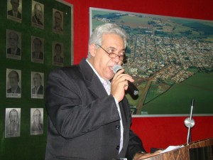 Dr. Cecílio durante uso da tribuna Vicente Lacativa na última sessão