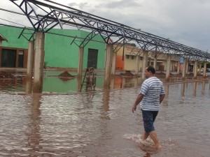 O vereador José Renato Tavares em visita a obra após a chuva