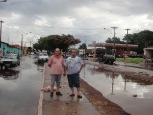 Os vereadores José Renato Tavares e José Antônio estiveram na feira livre