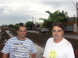 Os vereadores José Reginaldo Moreti e José Renato Tavares no local
