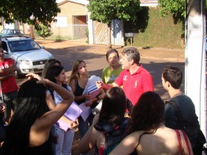 O vereador Renato Moreira durante contato com os estudantes universitários