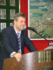 O vereador Renato Moreira busca solução para construção de casas populares