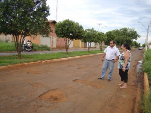 José Renato e Cida Armani durante visita aos bairros
