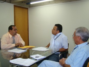 José Renato durante  atuação em reunião na Cohab de Bauru