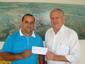 José Renato Tavares e o prefeito José Carlos durante a entrega do cheque na prefeitura municipal