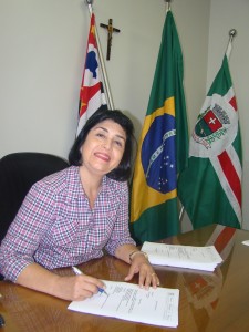 A presidenta Maurilia Landim despacha no gabinete da presidência no Poder Legislativo Guairense