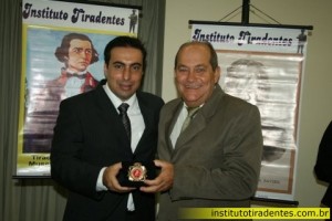O vereador José Antonio Lopes recebe a Medalha Dom Pedro II por sua ótima avaliação em pesquisa