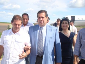 A presidenta da Câmara recepcionando o Ministro Carlos Lupi no aeroporto de Barretos