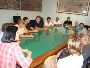 Vereadores reunidos com diretores da APAE de Guaíra