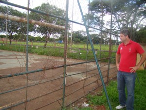 O vereador Renato Moreira em visita as quadras do parque Maracá