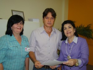 Maurilia Landim entrega documentação para a administradora da Santa Casa, Cristina e o provedor Aluisio Aguetoni