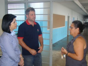 Os vereadores Renato Moreira e Maurilia Landim conversam com a professora Meire na escola Dalva Lelis