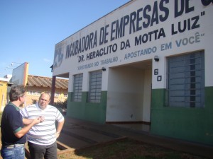 O vereador Renato Moreira com o diretor da escola técnica de Barretos professor Evaldo Guimarães durante visita à Incubadora