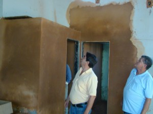 Vereador José Reginaldo Moreti verifica construção de banheiros no CEREA 