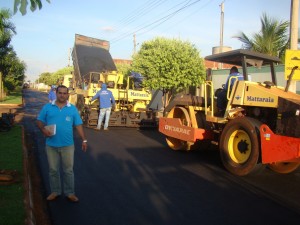 O vereador José Renato Tavares confere obra no Jardim Eliza