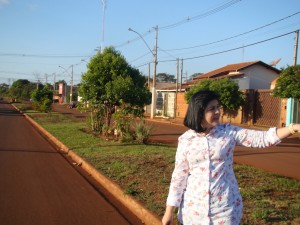 A vereadora Maurilia Landim durante visita na alça oeste