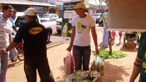 A vereadora Maurilia Landim recebe óleo de cidadão que se preocupa com o meio ambiente