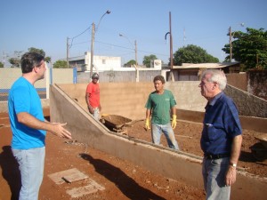 Os vereadores Renato Moreira e João Barbosa durante visita à obra de construção do campo de bocha e malha 