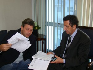 Vereador Renato Moreira fala ao deputado Gilson de Souza sobre o projeto do calçadão do bairro Vivendas