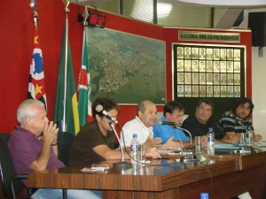 Mesa diretora da Câmara presidida pelo vereador José Antônio durante sessão extraordinária