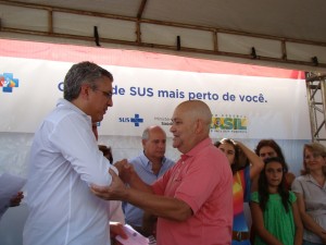Após seu pronciamento, José Antônio foi cumprimentado pelo Ministro Alexandre Padilha