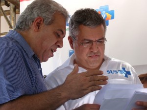 Dr. Cecílio faz a entrega do ofício ao Ministro Alexandre Padilha