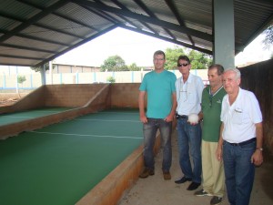 João Barbosa ao lado do Diretor de Obras Fernando Rocha e dos jogadores de bocha Gilberto e Pedro – conquista para Guaíra