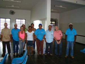 João Barbosa durante visita a reforma do velório manteve contato com funcionários do local