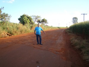 O vereador José Renato Tavares durante visita ao local onde solicitou pavimentação