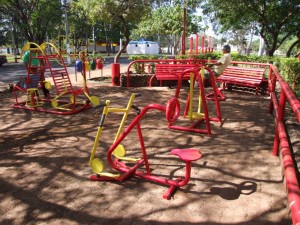 Academia Popular instalada no Parque Ecológico Maracá. A vereadora Maurilia Landim (no detalhe), a instalação de uma academia nos mesmos moldes junto a Prefeitura Municipal, na praça do bairro Etelvina Santana da Silva