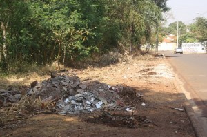Entulho de matérias de construção jogados na área de preservação localizada na Avenida Leozino Dias Campos