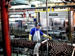 Imagem ilustrativa de fabrica de cerveja. No detalhe o vereador João Francisco Barbosa sugere a vinda de uma industria mos mesmos moldes da imagem seja instalada em nosso município