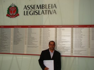 O vereador José Renato (PSB) em frente a Assembléia Legislativa do Estado de São Paulo