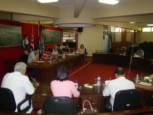 Vereadores reunidos na Câmara Municipal durante a Sessão Extraordinária.
