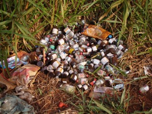 Dezenas de frascos de medicamentos que foram jogados no cruzamento da Estrada da Mata com a Avenida Lions Clube