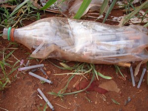 Lixo de origem hospitalar ou veterinária jogado na beira da estrada sentido Cohab II/ Lixão Municipal