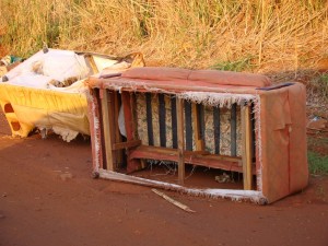Pneu e sofás velhos jogados na beira da estrada sentido Cohab II/ Lixão Municipal