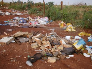 Lixo de construção jogado na beira da estrada sentido Cohab II/ Lixão Municipal