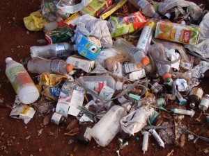 Lixos domésticos, frascos de medicamentos e equipamentos de aplicação de soro, jogados na beira da estrada sentido Cohab II/ Lixão Municipal