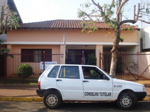 Fachada da sede do Conselho Tutelar de Guaíra, onde esta o veículo que foi adquirido em 2003 e é usado em suas atividades diárias