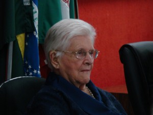 A senhora Yolanda Massarioli André, carinhosamente chamada de Vovó Landa, durante a Sessão Solene