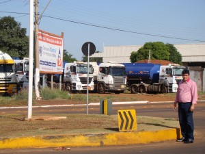 O vereador Toin do Raio X na rotatória da avenida Acácia Guairense 