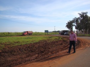 O vereador Toin do Raio X na rotatória nas proximidades da empresa Tomilho 