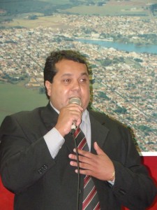 O vereador Netinho Nogueira durante sessão da Câmara: “Gasto com Educação é investimento” 